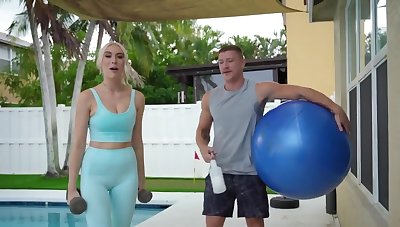 Blonde with big juicy tits banged by hung coach after workout